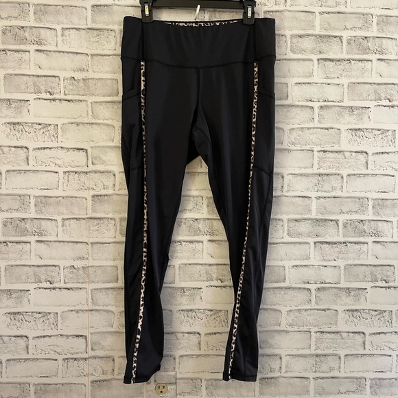 Women’s Buc-ee’s black with cheetah animal print accent leggings Large - Picture 1 of 4